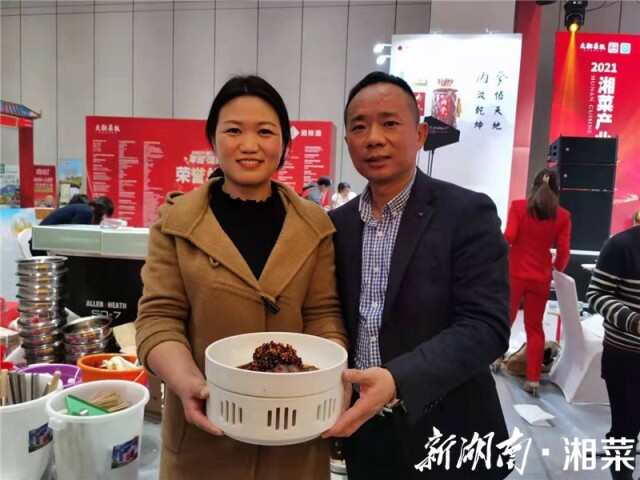 安化(huà)縣副縣長(cháng)陽鋒與湖(hú)南(nán)智辰董事(shì)長(cháng)黃(huáng)建設 安化(huà)縣副縣長(cháng)陽鋒與湖(hú)南(nán)智辰董事(shì)長(cháng)黃(huáng)建設