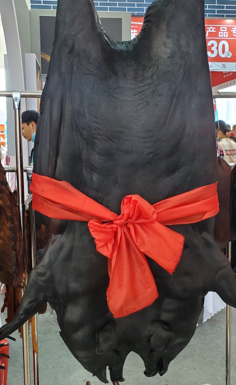 300多(duō)斤的(de)全豬成功熏制(zhì)代表了(le)安化(huà)臘肉冷(lěng)熏技(jì)藝的(de)最高(gāo)水(shuǐ)準